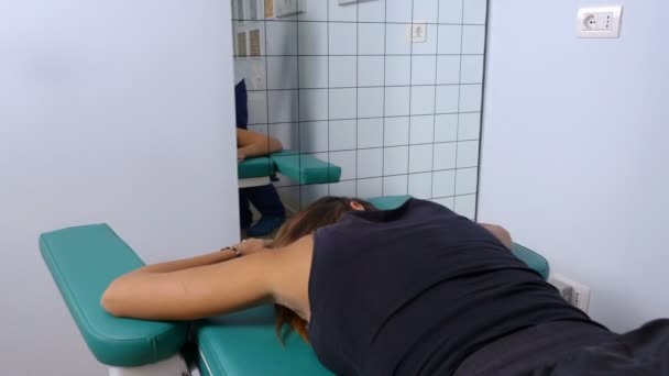 Sjukgymnast massage med tryck på baksidan av en patient — Stockvideo