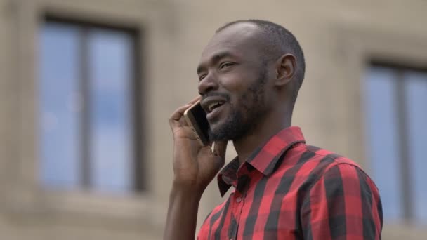 Piękny Czarny Człowiek Przy Użyciu Telefonu Mieście — Wideo stockowe