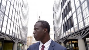Yakışıklı siyah Afrika iş adamı