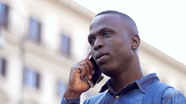 Hermoso Hombre Negro Usando Teléfono Ciudad — Vídeos de Stock