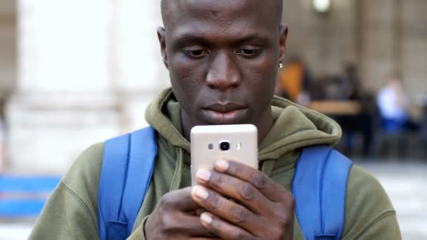 Hermoso Hombre Negro Usando Teléfono Ciudad — Vídeo de stock