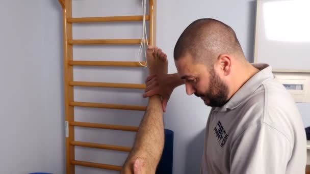 Fisioterapista Che Lavora Sul Paziente Clinica — Video Stock