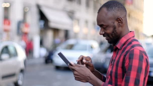 Krásný Černý Muž Pomocí Telefonu Městě — Stock video