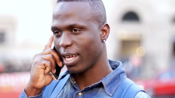 Hermoso Hombre Negro Usando Teléfono Ciudad — Vídeos de Stock