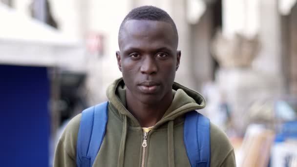 Молодой Чернокожий Человек Улице — стоковое видео