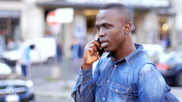 Hermoso Hombre Negro Usando Teléfono Ciudad — Vídeos de Stock