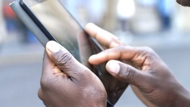 Usando o tablet na cidade — Vídeo de Stock