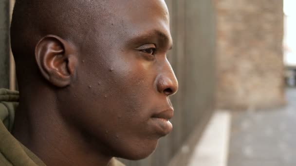 美しい若い黒人男性の屋外 — ストック動画
