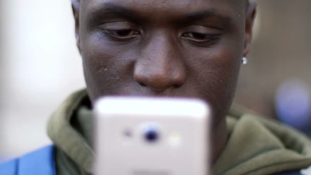 Όμορφο Άνδρα Μαύρο Χρησιμοποιώντας Τηλέφωνο Στην Πόλη — Αρχείο Βίντεο