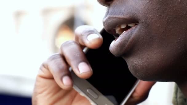 Vacker Svart Man Använder Telefonen Staden — Stockvideo