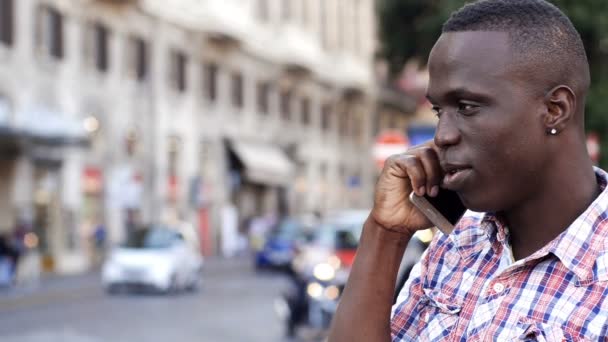 Красивый Черный Мужчина Помощью Телефона Городе — стоковое видео