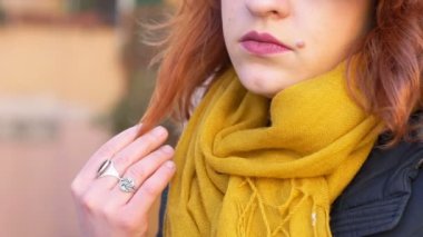 emin şirin kızıl saçlı kadın sokakta