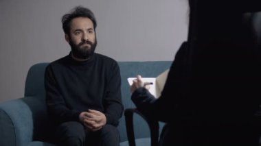 Onun psikolog ile konuşan genç adam portresi