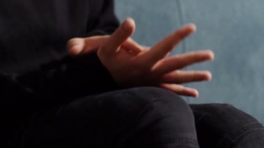 Psikoterapi oturum: kanepe konuşmak üzerinde oturan adam sinirli, endişeli
