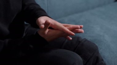 Psikoterapi oturum: kanepe konuşmak üzerinde oturan adam sinirli, endişeli