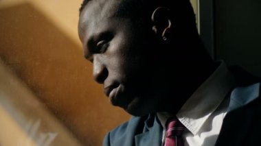 üzgün ve endişeli Afrikalı-Amerikalı iş adamı