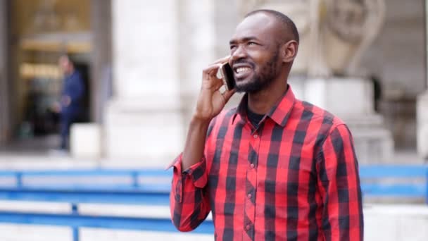 Όμορφο Άνδρα Μαύρο Χρησιμοποιώντας Τηλέφωνο Στην Πόλη — Αρχείο Βίντεο