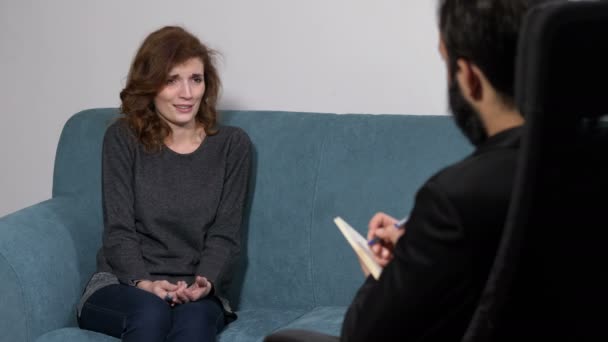 紧张的女人谈论她的问题心理学家 — 图库视频影像