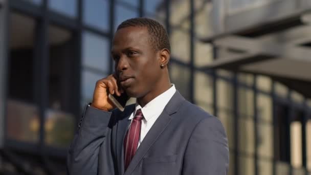 Encantador Hombre Negocios Negro Guapo Hablando Por Teléfono Calle — Vídeos de Stock