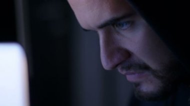 Geceleri bilgisayar klavyede yazarak hacker