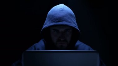 Geceleri bilgisayar klavyede yazarak hacker