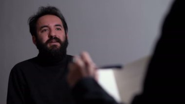 Onun psikolog ile konuşan genç adam portresi