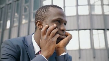 üzgün ve endişeli Afrikalı-Amerikalı iş adamı