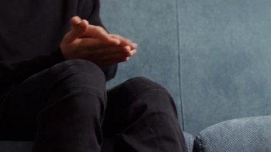 Psikoterapi oturum: kanepe konuşmak üzerinde oturan adam sinirli, endişeli