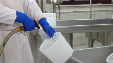 Fabrikada peynir yapmak.