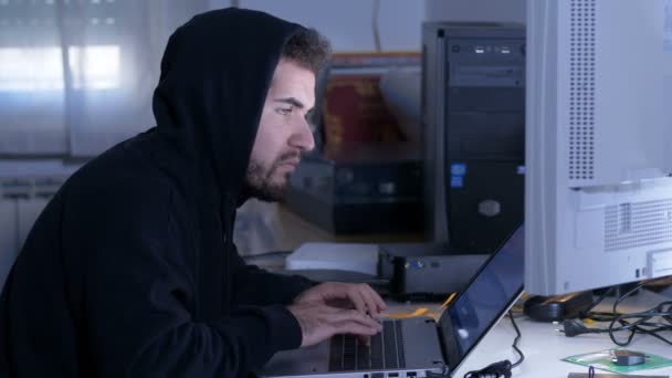 Hacker Tippen Nachts Auf Der Computertastatur — Stockvideo