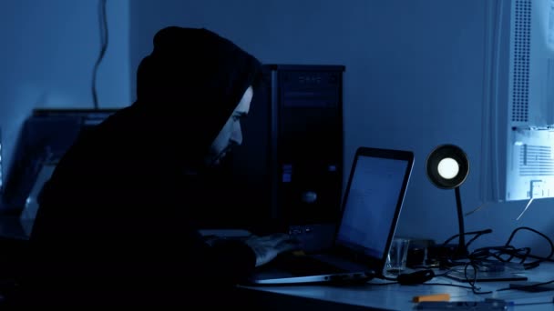 hacker tapant sur le clavier de l'ordinateur la nuit 