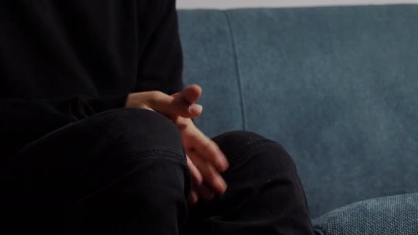 Ψυχοθεραπείας Νευρικό Ανήσυχος Άνθρωπος Που Κάθεται Στο Καναπέ Μιλάμε — Αρχείο Βίντεο