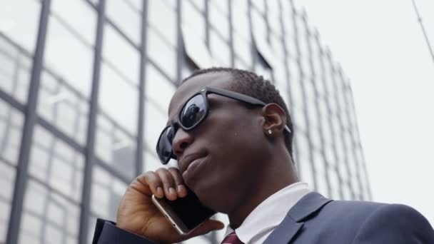 Charmant Beau Homme Affaires Noir Parlant Par Téléphone Dans Rue — Video