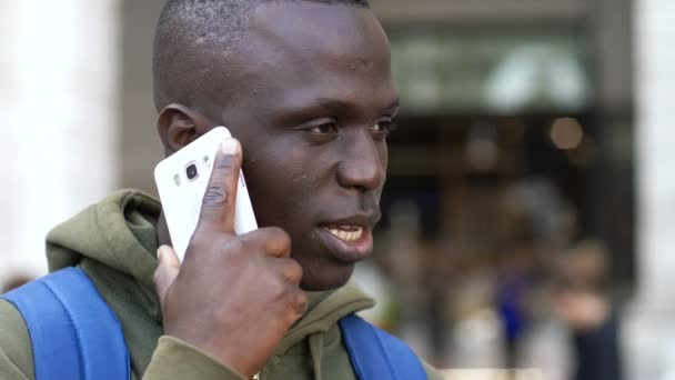 Gyönyörű Fekete Férfi Telefont Városban — Stock videók