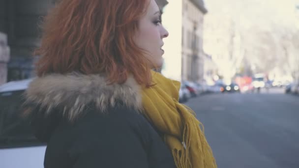 Zeker Leuke Roodharige Vrouw Straat — Stockvideo