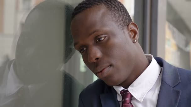 Üzgün Endişeli Afrikalı Amerikalı Adamı — Stok video