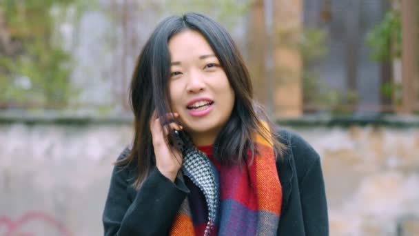 Портрет Розслабленої Китайської Жінки Розмовляє Телефону Вулиці — стокове відео
