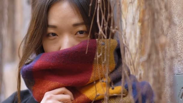 Sonriente Bonita Asiática Mujer Oculto Por Bufanda Aire Libre — Vídeos de Stock