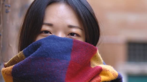 Retrato Mulher Chinesa Bonita Sorrisos Esconder Pelo Cachecol — Vídeo de Stock