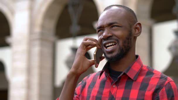 Красивий Чорний Чоловік Використовує Телефон Місті — стокове відео