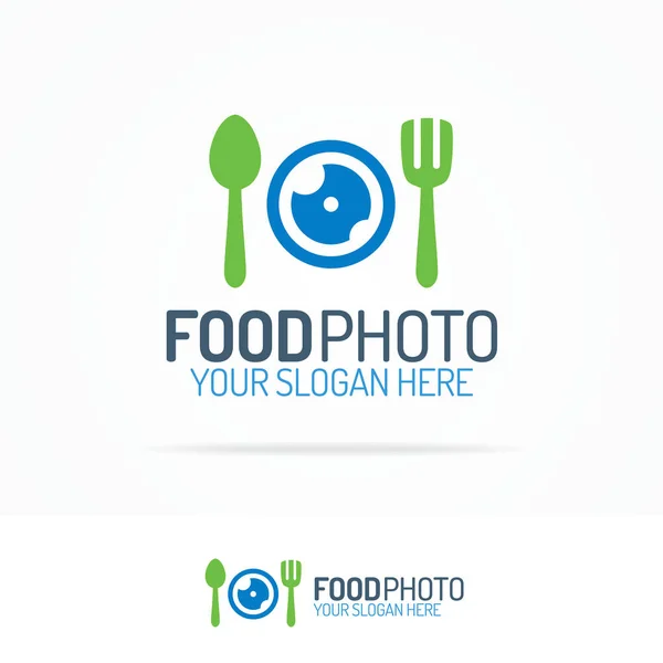 Logotipo de foto de comida con lente, tenedor y cuchara — Vector de stock