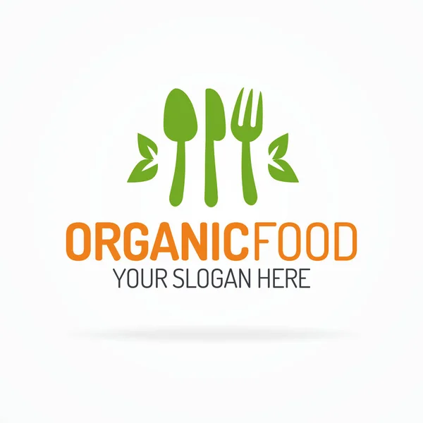 Conjunto de logotipo de alimentos orgânicos consistindo de colher, faca, garfo e folhas cor verde —  Vetores de Stock