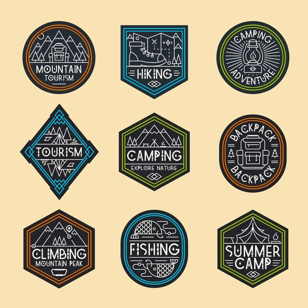 Camping logotipo definir estilo de cor com montanhas, barraca, peixe, mochila, acampamento e árvores para explorar emblema — Vetor de Stock