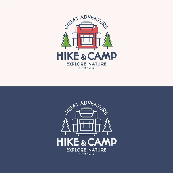 Caminhada e acampamento conjunto logotipo consistindo de mochila, árvores para símbolo turístico, explorar emblema — Vetor de Stock