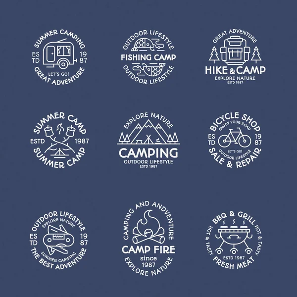 Camping logotipo definido linha estilo branco cor consistindo de barraca, peixe, fogo, campista, montanha, mochila — Vetor de Stock