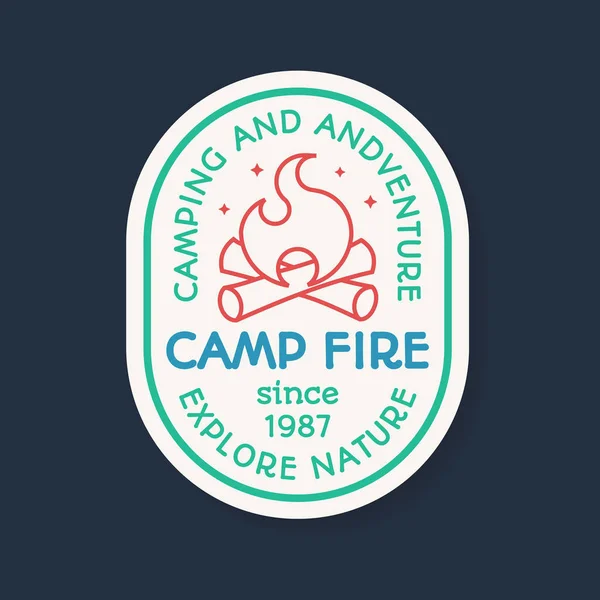 Logotipo de acampamento que consiste em fogo de acampamento e sinal explorar a natureza para o acampamento de crianças, etiqueta de expedição — Vetor de Stock