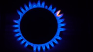 Mutfak gaz sobasından gaz yanıyor.