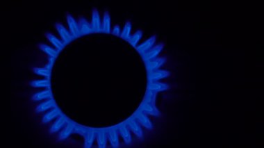ağır çekimde eşleşen bir mutfak Gaz yakıcı gaz sobası