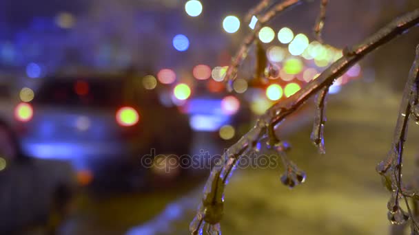 Cars stands in traffic jam because of the freezing rain — Stock Video