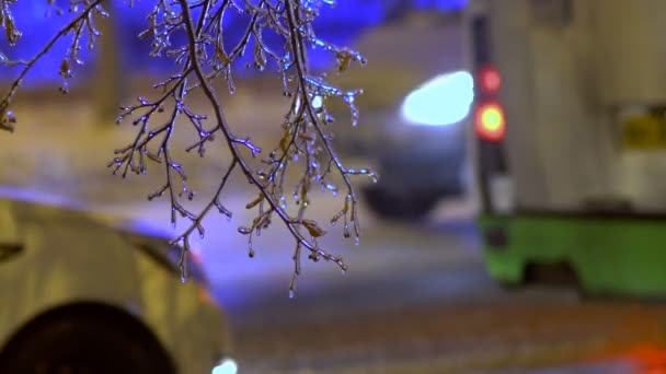 Автомобили стоят в пробке из-за морозного дождя — стоковое видео
